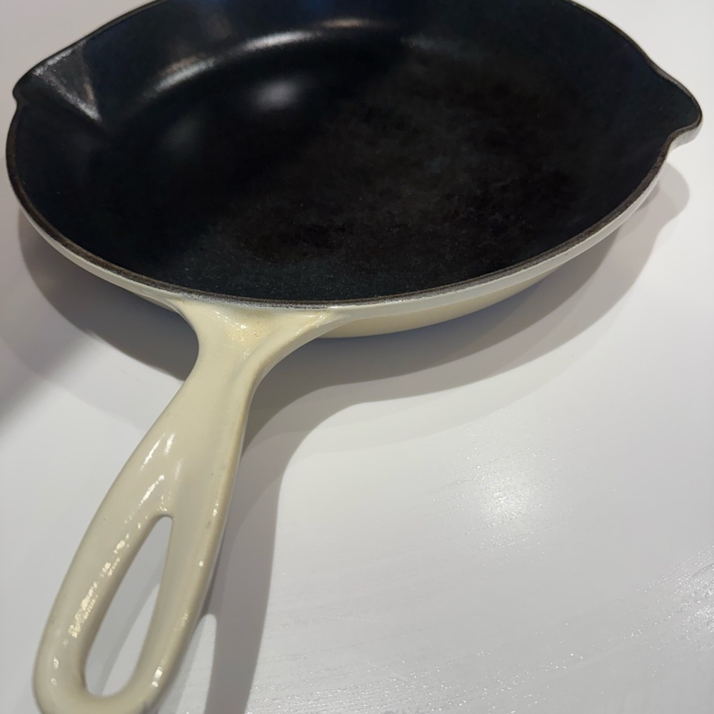Le Creuset Cream Cast Iron Signature Skillet